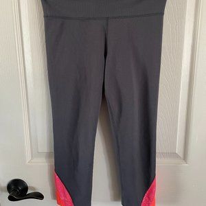 Under Armour Women's Capri Athletic Leggings, SM